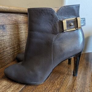 Nine West Palafox gray stiletto heel ankle boot, Size 5.5